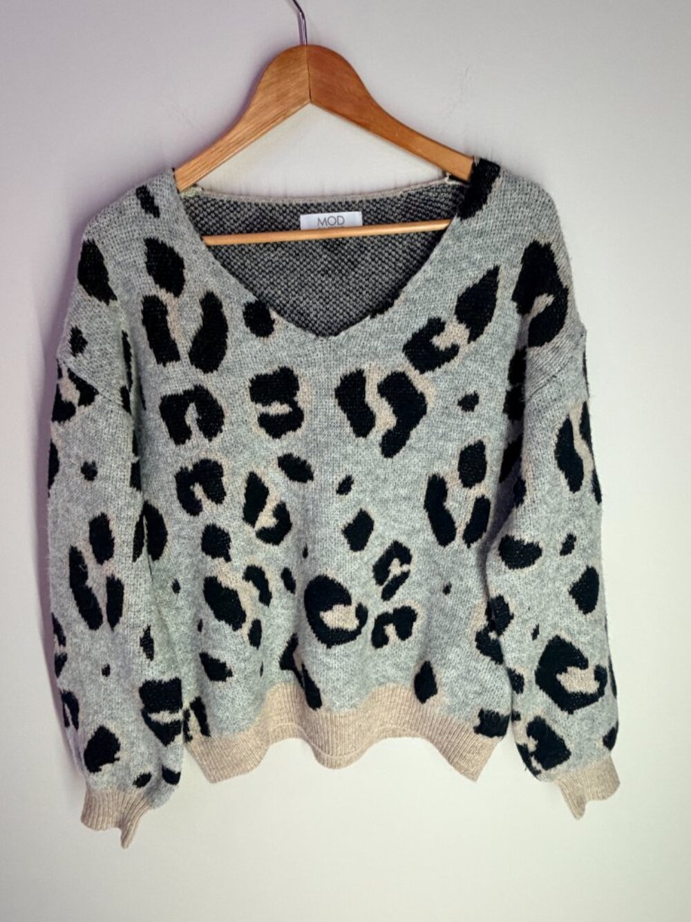 Leopard Print V Neck Sweater Grey Black Tan Fuzzy Knit Scalloped Hem - Picture 2 of 6